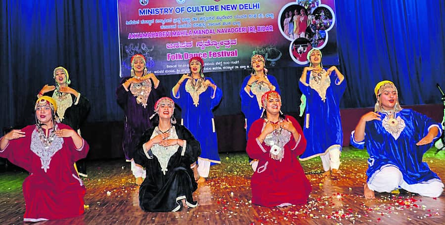 ಜಮ್ಮು ಕಾಶ್ಮೀರದ ಮಹಿಳಾ ಕಲಾವಿದರು ಪ್ರದರ್ಶಿಸಿದ ಜನಪದ ಕಲೆ ಗಮನ ಸೆಳೆಯಿತು