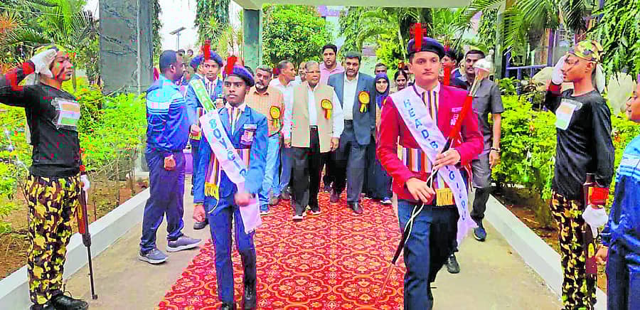 ಗೌರಿಬಿದನೂರು ತಾಲ್ಲೂಕಿನ ಅಲೀಪುರದ ಜೆಮ್ ಇಂಟರ್ ನ್ಯಾಷನಲ್ ಶಾಲೆಯಲ್ಲಿ ಶನಿವಾರ ನಡೆದ ಶಾಲಾ ವಾರ್ಷಿಕೋತ್ಸವದಲ್ಲಿ ಕೇಂದ್ರದ ಮಾಜಿ ಸಚಿವ ಡಾ.ಕೆ. ರೆಹಮಾನ್ ಖಾನ್ ಮತ್ತು ಕೆಪಿಸಿಸಿ ಸದಸ್ಯ ಇಬ್ನಿ ಹಸನ್ ಭಾಗವಹಿಸಿದ್ದರು