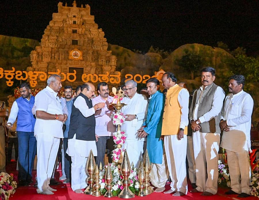 ಚಿಕ್ಕಬಳ್ಳಾಪುರದಲ್ಲಿ ಶನಿವಾರ ಮುಖ್ಯಮಂತ್ರಿ ಬಸವರಾಜ ಬೊಮ್ಮಾಯಿ ಚಿಕ್ಕಬಳ್ಳಾಪುರ ಉತ್ಸವಕ್ಕೆ ಚಾಲನೆ ನೀಡಿದರು. ಧರ್ಮಸ್ಥಳ ಧರ್ಮಾಧಿಕಾರಿ ವೀರೇಂದ್ರ ಹೆಗ್ಗಡೆ, ಸಚಿವರಾದ ವಿ. ಸುನೀಲ್ ಕುಮಾರ್, ಡಾ.ಕೆ. ಸುಧಾಕರ್, ಎಂ.ಟಿ.ಬಿ. ನಾಗರಾಜ್ ಮತ್ತಿತರರು ಇದ್ದರು