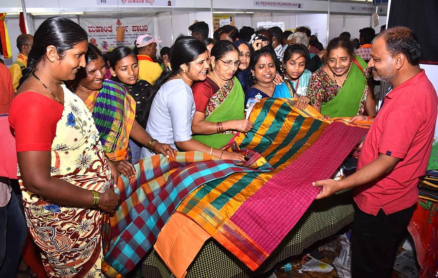 ಹಾವೇರಿಯ ಸಾಹಿತ್ಯ ಸಮ್ಮೇಳನದ ವಾಣಿಜ್ಯ ಮಳಿಗೆಯಲ್ಲಿ ಭಾನುವಾರ ಇಳಕಲ್ ಸೀರೆ ಖರೀದಿಸುತ್ತಿದ್ದ ಮಹಿಳೆಯರು – ಪ್ರಜಾವಾಣಿ ಚಿತ್ರ: ಮಾಲತೇಶ ಇಚ್ಚಂಗಿ
