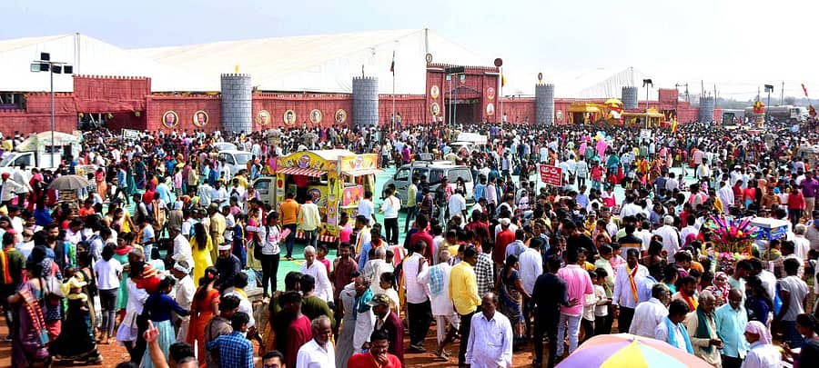 ಹಾವೇರಿ ನಗರದ ಹೊರವಲಯದಲ್ಲಿ ಆಯೋಜಿಸಿದ್ದ 86ನೇ ಅಖಿಲ ಭಾರತ ಕನ್ನಡ ಸಾಹಿತ್ಯ ಸಮ್ಮೇಳನದ ಆವರಣದಲ್ಲಿ ಭಾನುವಾರ ಕಂಡುಬಂದ ಜನಸ್ತೋಮ  –ಪ್ರಜಾವಾಣಿ ಚಿತ್ರ: ಗೋವಿಂದರಾಜ ಜವಳಿ 