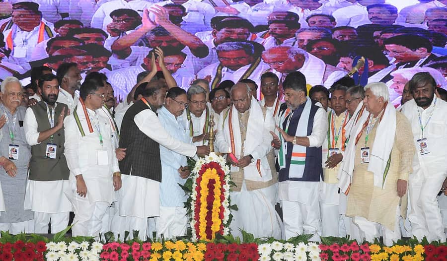 ಚಿತ್ರದುರ್ಗದಲ್ಲಿ ಕಾಂಗ್ರೆಸ್ ಹಮ್ಮಿಕೊಂಡಿದ್ದ ಪರಿಶಿಷ್ಟ ಜಾತಿ ಮತ್ತು ಪಂಗಡದ ಐಕ್ಯತಾ ಸಮಾವೇಶವನ್ನು ಎಐಸಿಸಿ ಅಧ್ಯಕ್ಷ ಮಲ್ಲಿಕಾರ್ಜುನ್ ಖರ್ಗೆ ಉದ್ಘಾಟಿಸಿದರು. ಕಾಂಗ್ರೆಸ್ ಮುಖಂಡರಾದ ಆರ್.ವಿ.ದೇಶಪಾಂಡೆ, ಸಲೀಂ ಅಹಮ್ಮದ್, ವಿ.ಎಸ್.ಉಗ್ರಪ್ಪ, ಎಚ್.ಆಂಜನೇಯ, ಡಾ.ಜಿ.ಪರಮೇಶ್ವರ್, ಸಿದ್ದರಾಮಯ್ಯ, ಸತೀಶ ಜಾರಕಿಹೊಳಿ, ಡಿ.ಕೆ.ಶಿವಕುಮಾರ್, ಕೆ.ಎಚ್.ಮುನಿಯಪ್ಪ, ಎಚ್.ಕೆ.ಪಾಟೀಲ್, ಈಶ್ವರ ಖಂಡ್ರೆ ಇದ್ದಾರೆ.