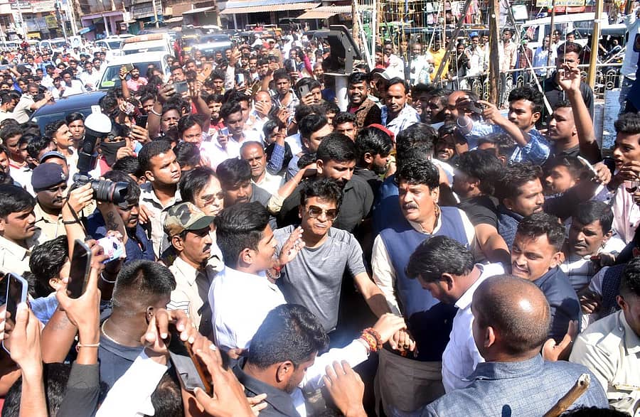 ಬೀದರ್ ಉತ್ಸವದಲ್ಲಿ ಪಾಲ್ಗೊಳ್ಳಲು ಸೋಮವಾರ ನಗರಕ್ಕೆ ಆಗಮಿಸಿದ ಹ್ಯಾಟ್ರಿಕ್ ಹಿರೋ ಶಿವರಾಜಕುಮಾರ ಅವರಿಗೆ ಡಾ.ಅಂಬೇಡ್ಕರ್ ವೃತ್ತದ ಬಳಿ ಅಭಿಮಾನಿಗಳು ಅದ್ಧೂರಿ ಸ್ವಾಗತ ನೀಡಿದರು