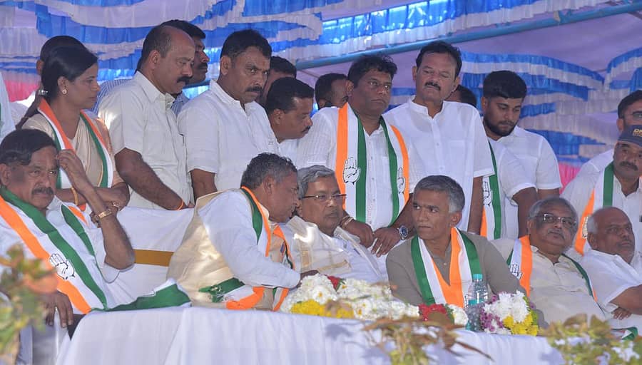 ಕೋಲಾರದಲ್ಲಿ ಸೋಮವಾರ ನಡೆದ ಕಾಂಗ್ರೆಸ್ ಕಾರ್ಯಕರ್ತರ ಸಭೆಯಲ್ಲಿ ಕಾಂಗ್ರೆಸ್ ಶಾಸಕಾಂಗ ಪಕ್ಷದ ನಾಯಕ ಸಿದ್ದರಾಮಯ್ಯ, ಕೇಂದ್ರ ಮಾಜಿ ಸಚಿವ ಕೆ.ಎಚ್.ಮುನಿಯಪ್ಪ ಹಾಗೂ ಶಾಸಕ ಕೆ.ಆರ್.ರಮೇಶ್ ಕುಮಾರ್ ಒಂದೇ ವೇದಿಕೆಯಲ್ಲಿ ಕಾಣಿಸಿಕೊಂಡರು. ಶಾಸಕರಾದ ಕೆ.ಶ್ರೀನಿವಾಸಗೌಡ, ಕೃಷ್ಣ ಬೈರೇಗೌಡ ಹಾಗೂ ವಿಧಾನ ಪರಿಷತ್ ಸದಸ್ಯ ಪಿ.ಆರ್.ರಮೇಶ್ ಇದ್ದಾರೆ