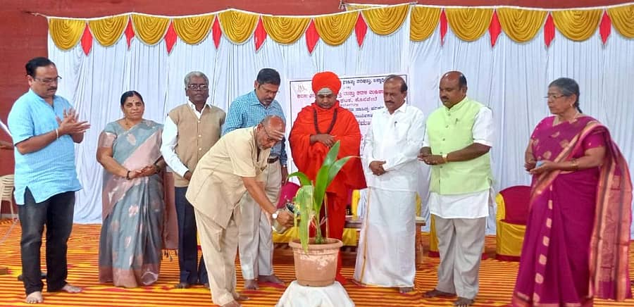 ಹೊಸಪೇಟೆಯಲ್ಲಿ ಭಾನುವಾರ ಏರ್ಪಡಿಸಿದ್ದ ಶರಣ ಸಾಹಿತ್ಯ ಪರಿಷತ್ತಿನ ಕಾಯಕ ದೀಕ್ಷಾ ಕಾರ್ಯಕ್ರಮಕ್ಕೆ ಕೊಟ್ಟೂರು ಸ್ವಾಮಿ ಸಂಸ್ಥಾನ ಮಠದ ಬಸವಲಿಂಗ ಸ್ವಾಮೀಜಿ ಹಾಗೂ ಗಣ್ಯರು ಸಸಿಗೆ ನೀರೆರೆದು ಚಾಲನೆ ನೀಡಿದರು