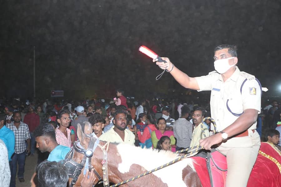 ಬೀದರ್ ಕೋಟೆಯೊಳಗೆ ಎಎಸ್ಐ ಕಚೇರಿ ಹಿಂಭಾಗದಲ್ಲಿ ಕಿರಿದಾದ ರಸ್ತೆಯಲ್ಲಿ ಭಾರಿ ಸಂಖ್ಯೆಯಲ್ಲಿ ಜನ ಸೇರಿದ್ದರಿಂದ ಉಂಟಾದ ನೂಕು ನುಗ್ಗಲು ನಿಯಂತ್ರಿಸಲು ಹೆಚ್ಚುವರಿ ಜಿಲ್ಲಾ ಪೊಲೀಸ್ ವರಿಷ್ಠಾಧಿಕಾರಿ ಮಹೇಶ ಮೇಘಣ್ಣನವರ್ ಕುದುರೆ ಮೇಲೆ ಬಂದರು (ಚಿತ್ರ: ಗುರುಪಾದಪ್ಪ ಸಿರ್ಸಿ)