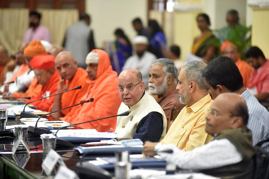 ಬೆಂಗಳೂರಿನಲ್ಲಿ ಸೋಮವಾರ ನಡೆದ ದುಂಡು ಮೇಜಿನ ಸಭೆಯಲ್ಲಿ ಪ್ರೊ. ಎಂ.ಕೆ. ಶ್ರೀಧರ್, ಇಸ್ರೊ ಮಾಜಿ ಅಧ್ಯಕ್ಷ ಕೆ. ಕಸ್ತೂರಿ ರಂಗನ್, ವಿಧಾನಸಭಾ ಅಧ್ಯಕ್ಷ ವಿಶ್ವೇಶ್ವರ ಹೆಗಡೆ ಕಾಗೇರಿ, ಶಿಕ್ಷಣ ಸಚಿವ ಬಿ.ಸಿ. ನಾಗೇಶ್, ಶಿವರಾತ್ರಿ ದೇಶಿಕೇಂದ್ರ ಸ್ವಾಮೀಜಿ ಮತ್ತು ಆದಿಚುಂಚನಗಿರಿಯ ನಿರ್ಮಲಾನಂದನಾಥ ಸ್ವಾಮೀಜಿ ಇದ್ದರು – ಪ್ರಜಾವಾಣಿ ಚಿತ್ರ