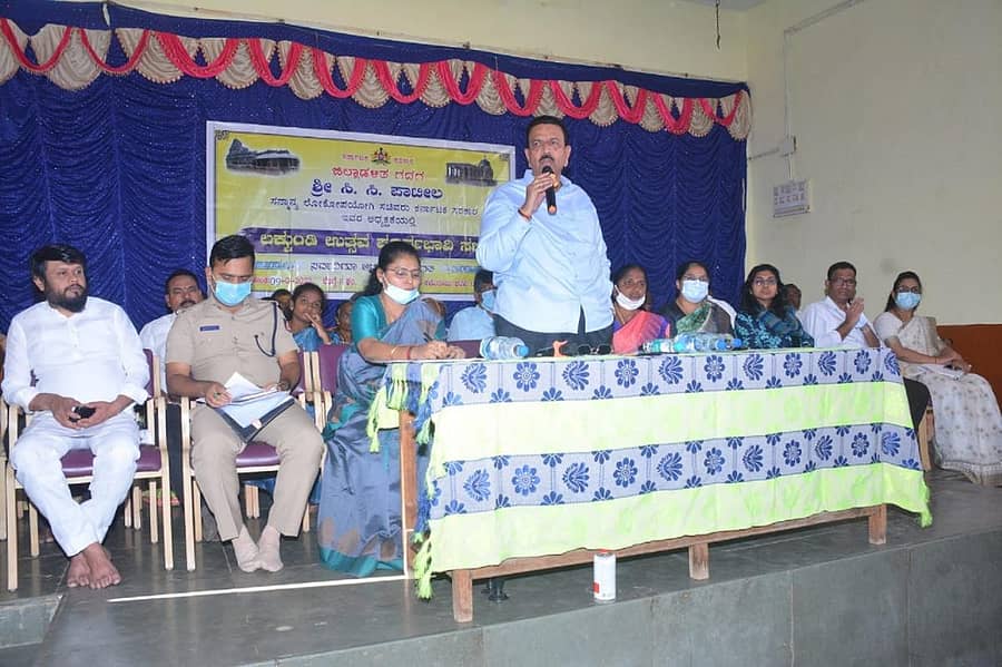 ಲಕ್ಕುಂಡಿ ಗ್ರಾಮದ ಅನ್ನದಾನೇಶ್ವರ ಸಮುದಾಯ ಭಾವನದಲ್ಲಿ ಸೋಮವಾರ ನಡೆದ ಲಕ್ಕುಂಡಿ ಉತ್ಸವ ಪೂರ್ವಭಾವಿ ಸಭೆಯಲ್ಲಿ ಸಚಿವ ಸಿ.ಸಿ.ಪಾಟೀಲ ಮಾತನಾಡಿದರು