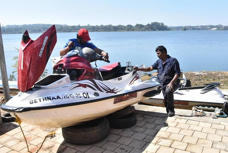 ಧಾರವಾಡದ ಕೆಲಗೇರಿ ಕೆರೆಯಲ್ಲಿ ಜಲ ಸಾಹಸ ಕ್ರೀಡೆಗಳಿಗೆ ಮೋಟಾರು ಬೋಟುಗಳನ್ನು ಸಿದ್ಧಗೊಳಿಸುತ್ತಿರುವ ಸಿಬ್ಬಂದಿ