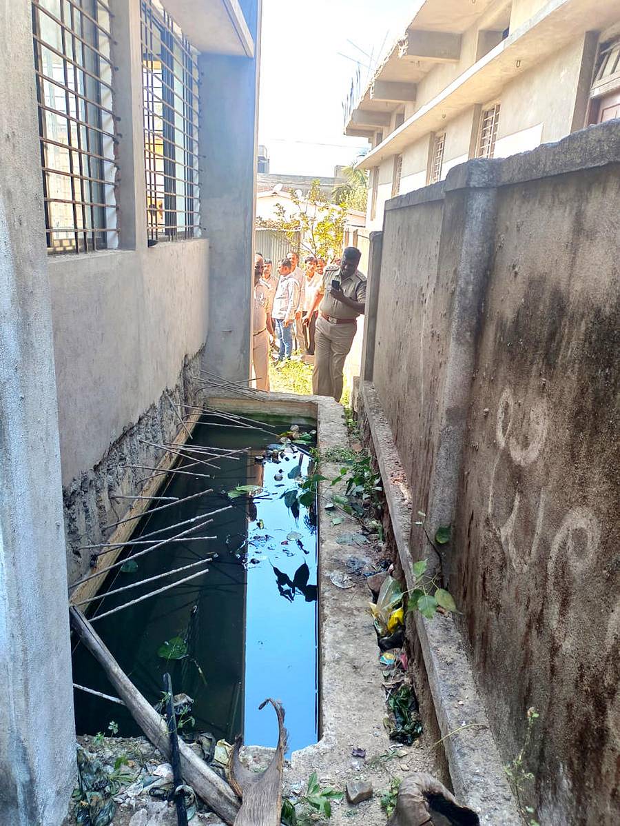 ಸವದತ್ತಿ ತಾಲ್ಲೂಕಿನ ಗುರ್ಲಹೊಸೂರು ಗ್ರಾಮದಲ್ಲಿ ಇಬ್ಬರು ಮಕ್ಕಳ ಸಾವಿಗೆ ಕಾರಣವಾದ ಸಂಪನ್ನು ಡಿವೈಎಸ್ಪಿ ರಾಮನಗೌಡ ಹಟ್ಟಿ, ಸಿಪಿಐ ಕರುಣೇಶಗೌಡ ಜೆ., ಪಿಎಸ್ಐ ಪ್ರವೀಣ ಗಂಗೋಳ ಮಂಗಳವಾರ ಪರಿಶೀಲಿಸಿದರು