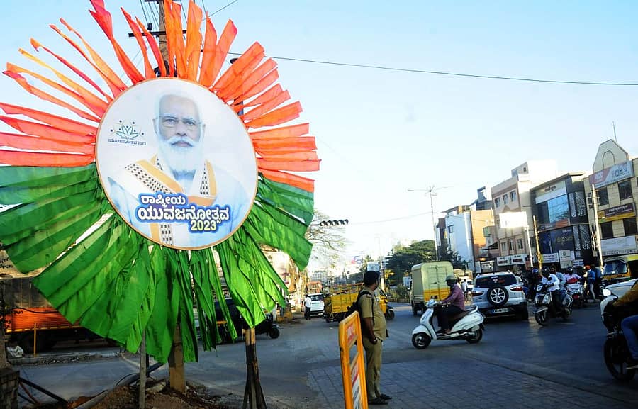 ಪ್ರಧಾನಿ ನರೇಂದ್ರ ಮೋದಿ ಯುವಜನೋತ್ಸವ ಉದ್ಘಾಟನೆಗೆ ಆಗಮಿಸುವ ಹಿನ್ನೆಲೆಯಲ್ಲಿ ಹುಬ್ಬಳ್ಳಿಯ ಗೋಕುಲ ರಸ್ತೆಯ ಬಳಿ ಅಳವಡಿಸಿರುವ ಕಟೌಟ್ ಗಮನಸೆಳೆಯಿತು /ಪ್ರಜಾವಾಣಿ ಚಿತ್ರ