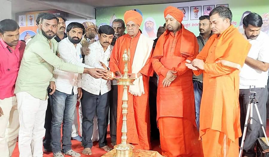 ಭಾಲ್ಕಿ ತಾಲ್ಲೂಕಿನ ಹಲಬರ್ಗಾ ಗ್ರಾಮದಲ್ಲಿ ನಡೆದ ಧರ್ಮಸಭೆಯನ್ನು ಹುಲಸೂರಿನ ಶಿವಾನಂದ ಸ್ವಾಮೀಜಿ ಉದ್ಘಾಟಿಸಿದರು. ಹಾವಗಿಲಿಂಗೇಶ್ವರ ಶಿವಾಚಾರ್ಯರು ಹಾಗೂ ಇತರರು ಇದ್ದರು