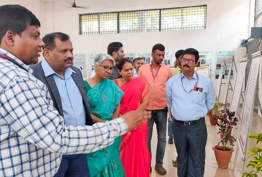 ಬೆಂಗಳೂರು ವಿಶ್ವವಿದ್ಯಾಲಯ ಜ್ಞಾನಭಾರತಿ ಆವರಣದಲ್ಲಿ ಆಯೋಜಿಸಲಾಗಿದ್ದ ‘ಚಾರಿತ್ರಿಕ ದಾಖಲೆಗಳು ಮತ್ತು ಛಾಯಾ ಚಿತ್ರಗಳ ಪ್ರದರ್ಶನ’ ಕಾರ್ಯಕ್ರಮದಲ್ಲಿ (ಎಡದಿಂದ) ರಾಜ್ಯ ಪತ್ರಾಗಾರ ಇಲಾಖೆಯ ಹಿರಿಯ ಸಹಾಯಕ ನಿರ್ದೇಶಕ ಮಹೇಶ್‌, ಬೆಂಗಳೂರು ವಿವಿ ಕುಲಸಚಿವ ಎನ್‌. ಮಹೇಶ್ ಬಾಬು, ಇತಿಹಾಸ ವಿಭಾಗದ ಮುಖ್ಯಸ್ಥೆ ವಿಜಯಲಕ್ಷ್ಮೀ ಕೆ. ಎಸ್‌., ಇತಿಹಾಸ ವಸ್ತು ಸಂಗ್ರಹಾಲಯದ ಸಂಯೋಜಕಿ ಎಸ್‌. ನಾಗರತ್ನಮ್ಮ, ರಾಜ್ಯ ಪತ್ರಾಗಾರ ಇಲಾಖೆಯ ನಿರ್ದೇಶಕ ಗವಿಸಿದ್ದಯ್ಯ ಭಾಗಿಯಾಗಿದ್ದರು.