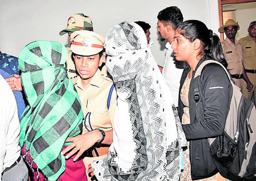 ಮೈಸೂರು ಪೊಲೀಸ್‌ ಆಯುಕ್ತರ ಕಚೇರಿಗೆ ಮಂಗಳವಾರ ತೆರಳಿದ ಸಂತ್ರಸ್ತೆಯರು ಹೇಳಿಕೆ ದಾಖಲಿಸಿದರು  – ಪ್ರಜಾವಾಣಿ ಚಿತ್ರ