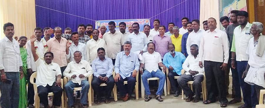 ದೊಡ್ಡಬಳ್ಳಾಪುರದ ಕನ್ನಡ ಜಾಗೃತ ಪರಿಷತ್ ಭವನದಲ್ಲಿ ನಡೆದ ಸಭೆಯಲ್ಲಿ ತಾಲ್ಲೂಕು ಛಲವಾದಿ ಮಹಾಸಭಾದ ಪದಾಧಿಕಾರಿಗಳಾಗಿ ಆಯ್ಕೆಯಾದವರನ್ನು ಅಭಿನಂದಿಸಲಾಯಿತು