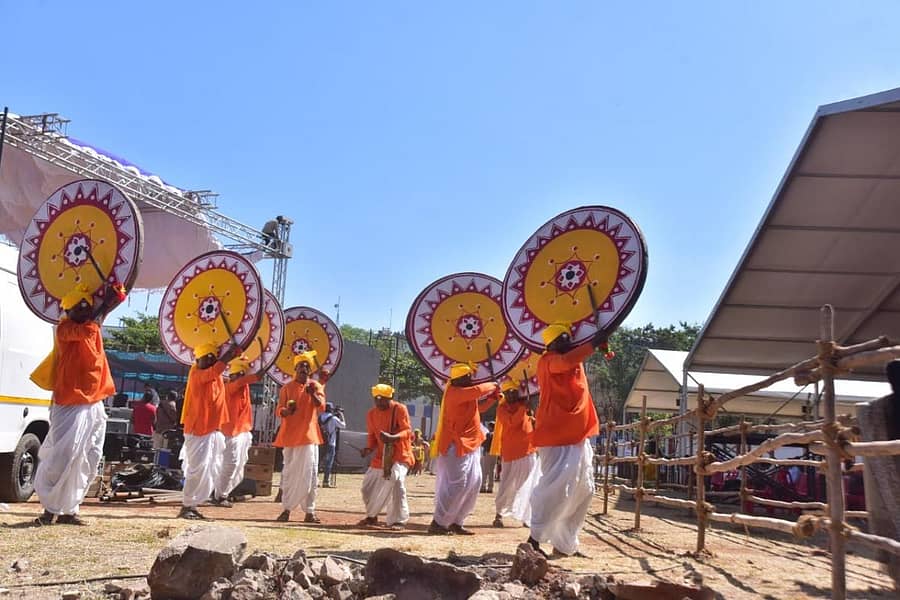 ಹುಬ್ಬಳ್ಳಿ ರೈಲ್ವೆ ಮೈದಾನದಲ್ಲಿ ಜ.12ರಂದು ನಡೆಯಲಿರುವ ರಾಷ್ಟ್ರೀಯ ಯುವಜನೋತ್ಸವ ಉದ್ಘಾಟನಾ ಸಮಾರಂಭದ ಹಿನ್ನೆಲೆಯಲ್ಲಿ ಬುಧವಾರ ಕಲಾವಿದರು ತಾಲೀಮು ನಡೆಸಿದರು /ಪ್ರಜಾವಾಣಿ ಚಿತ್ರ