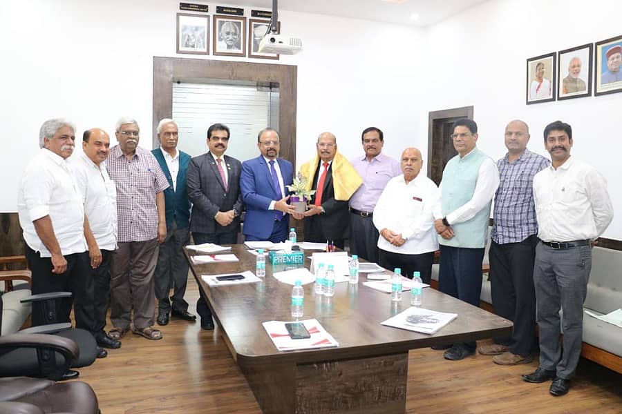 ರಾಜ್ಯ ಶಿಕ್ಷಣ ಸುಧಾರಣೆಗಳ ಸಲಹೆಗಾರ ಪ್ರೊ.ಎಂ.ಆರ್. ದೊರೆಸ್ವಾಮಿ ಅವರನ್ನು ಎಫ್ಕೆಸಿಸಿಐ ಅಧ್ಯಕ್ಷ ಬಿ.ವಿ. ಗೋಪಾಲ ರೆಡ್ಡಿ ಸನ್ಮಾನಿಸಿದರು. ಎಫ್ಕೆಸಿಸಿಐನ ಹಿಂದಿನ ಅಧ್ಯಕ್ಷರು ಹಾಗೂ ಹಾಲಿ ಪದಾಧಿಕಾರಿಗಳು ಇದ್ದರು.