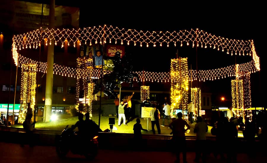 ರಾಷ್ಟ್ರೀಯ ಯುವಜನೋತ್ಸವದ ಅಂಗವಾಗಿ ಹುಬ್ಬಳ್ಳಿ ಚನ್ನಮ್ಮ ವೃತ್ತವನ್ನು ವಿದ್ಯುತ್‌ ದೀಪಗಳಿಂದ ಅಲಂಕರಿಸಲಾಗಿದೆ