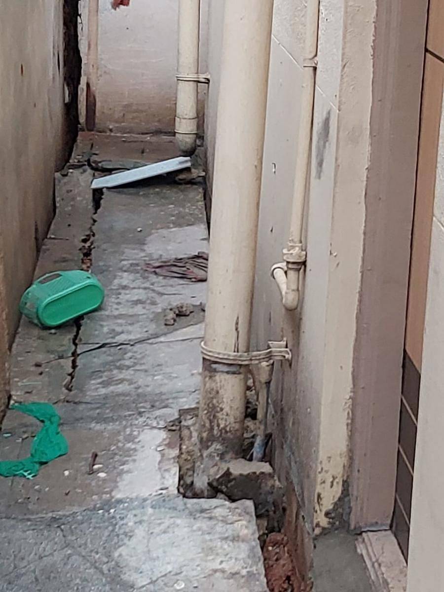 ಮಾರುತಿಸೇವಾನಗರದ ವಿಶ್ವೇಶ್ವರಯ್ಯ ಸ್ಟ್ರೀಟ್ನಲ್ಲಿರುವ ಮನೆಯ ತಳಪಾಯ ಸರಿದಿರುವುದು