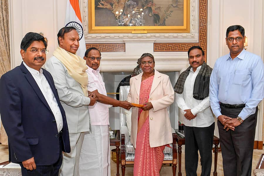 ರಾಷ್ಟ್ರಪತಿ ದ್ರೌಪದಿ ಮುರ್ಮು ಅವರನ್ನು ರಾಷ್ಟ್ರಪತಿ ಭವನದಲ್ಲಿ ಗುರುವಾರ ಭೇಟಿಯಾದ ತಮಿಳುನಾಡು ಸರ್ಕಾರದ ನಿಯೋಗವು ನಿವೇದನಾ ಪತ್ರ ಸಲ್ಲಿಸಿತು–ಪಿಟಿಐ ಚಿತ್ರ