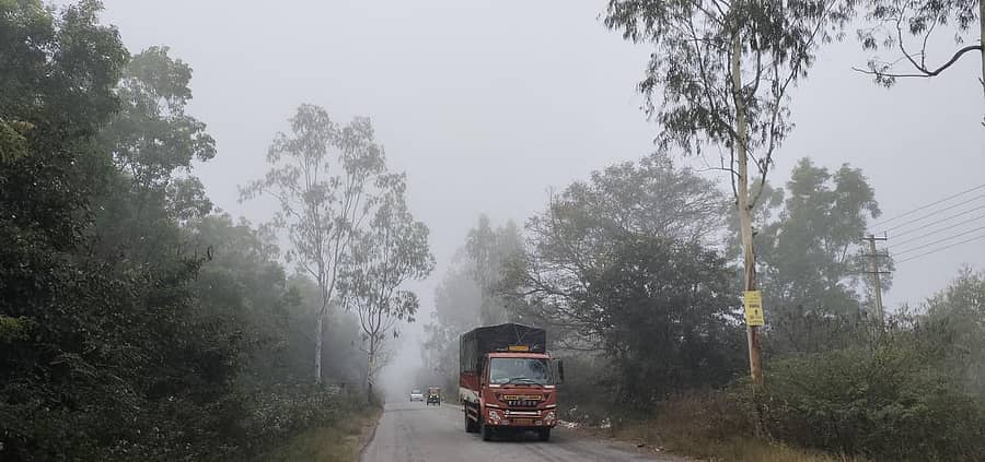 ದೇವನಹಳ್ಳಿ ವಿಜಯಪುರ ರಸ್ತೆಯಲ್ಲಿ ರಾಷ್ಟ್ರೀಯ ಹೆದ್ದಾರಿಯಲ್ಲಿ ಮಂಜು ಆವರಿಸಿರುವುದು