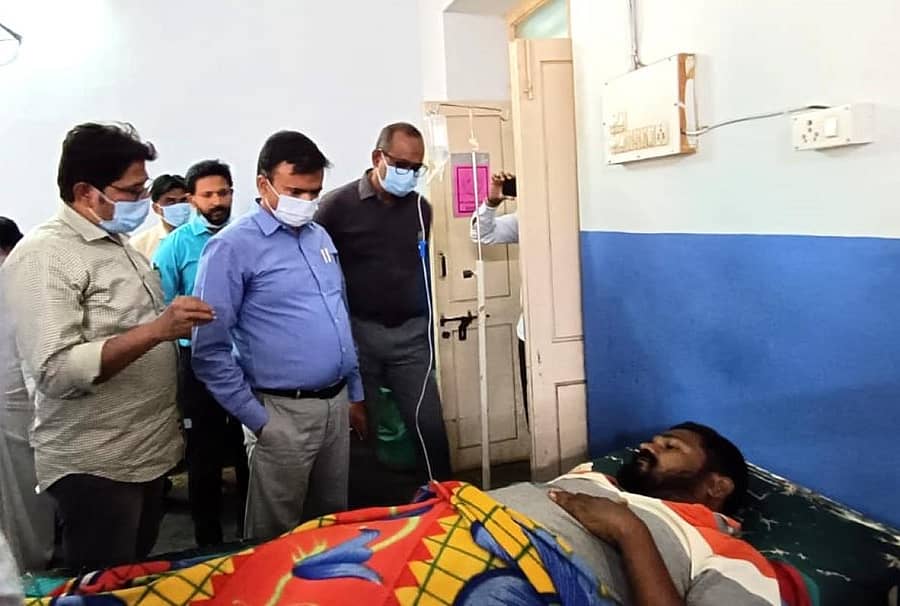 ಕಲುಷಿತ ನೀರು ಸೇವಿಸಿ ಹೊಸಪೇಟೆಯ ಸರ್ಕಾರಿ ಆಸ್ಪತ್ರೆಯಲ್ಲಿ ಚಿಕಿತ್ಸೆ ಪಡೆಯುತ್ತಿರುವವರನ್ನು ಲೋಕಾಯುಕ್ತ ಎಸ್ಪಿ ಪುರುಷೋತ್ತಮ್‌ ಅವರು ಶುಕ್ರವಾರ ಭೇಟಿಯಾಗಿ ಆರೋಗ್ಯ ವಿಚಾರಿಸಿದರು