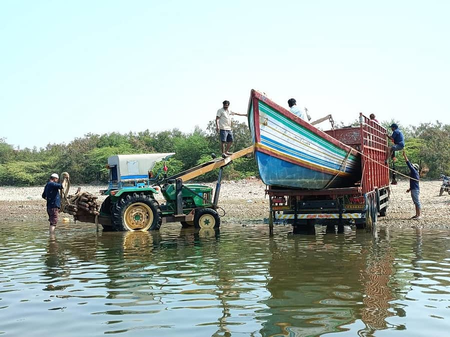 ಆಲಮಟ್ಟಿ ಜಲಾಶಯದ ಹಿನ್ನೀರಿನಲ್ಲಿನ ಹೂಳು ಅಧ್ಯಯನಕ್ಕಾಗಿ ಆಲಮಟ್ಟಿಗೆ ಶುಕ್ರವಾರ ಆಗಮಿಸಿರುವ ಬೋಟ್ ಗಳನ್ನು ನದಿಗೆ ಇಳಿಸಲಾಗುತ್ತಿರುವುದು