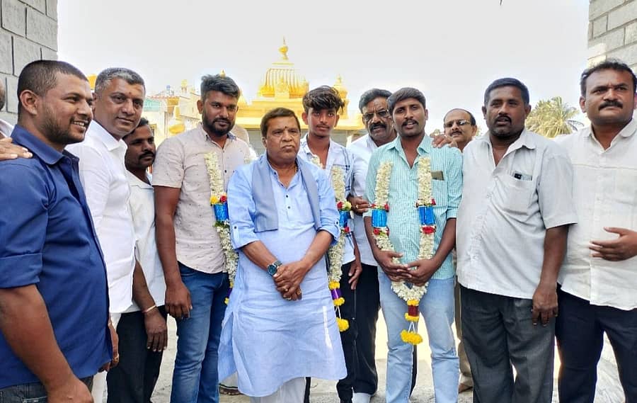 ನಾಗಮಂಗಲ ತಾಲ್ಲೂಕಿನ ಕಂಚನಹಳ್ಳಿಯ ಆರಣಿ ಗ್ರಾಮ ಪಂಚಾಯಿತಿ ವ್ಯಾಪ್ತಿಯ ಯುವಕರು ಬೇರೆ ಪಕ್ಷಗಳನ್ನು ತ್ಯಜಿಸಿ ಶಿವರಾಮೇಗೌಡರ ಸ್ವಾಭಿಮಾನಿ ಬಣಕ್ಕೆ ಸೇರ್ಪಡೆಯಾದರು