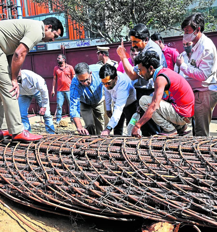 ಅವಘಡ ಸ್ಥಳದಲ್ಲಿ ಉರುಳಿಬಿದ್ದಿದ್ದ ನಿರ್ಮಾಣ ಹಂತದ ಮೆಟ್ರೊ ಪಿಲ್ಲರ್ ಕಬ್ಬಿಣದ ಚೌಕಟ್ಟು ಮಾದರಿಗಳನ್ನು ಐಐಟಿ ತಜ್ಞರು ಶುಕ್ರವಾರ ಪರಿಶೀಲಿಸಿದರು – ಪ್ರಜಾವಾಣಿ ಚಿತ್ರ