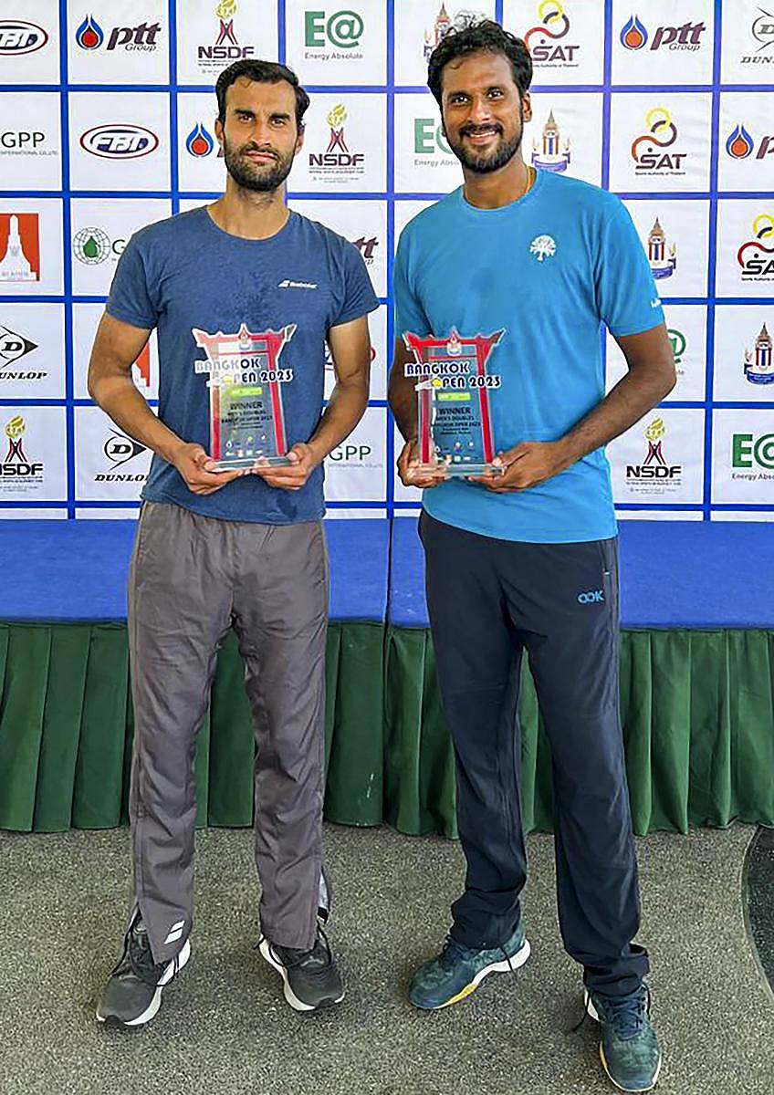 ಪ್ರಶಸ್ತಿಯೊಂದಿಗೆ ಯೂಕಿ ಹಾಗೂ ಸಾಕೇತ್‌ –ಪಿಟಿಐ ಚಿತ್ರ