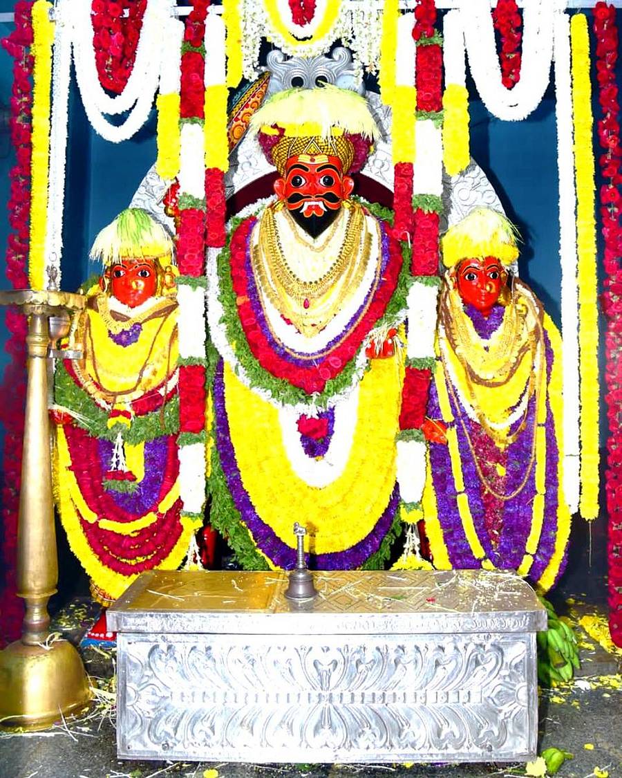 ಶ್ರೀ ಬ್ರಹ್ಮಲಿಂಗೇಶ್ವರ ದೇವರನ್ನು ಹೂವುಗಳಿಂದ ಅಲಂಕಾರ ಮಾಡಲಾಗಿತ್ತು