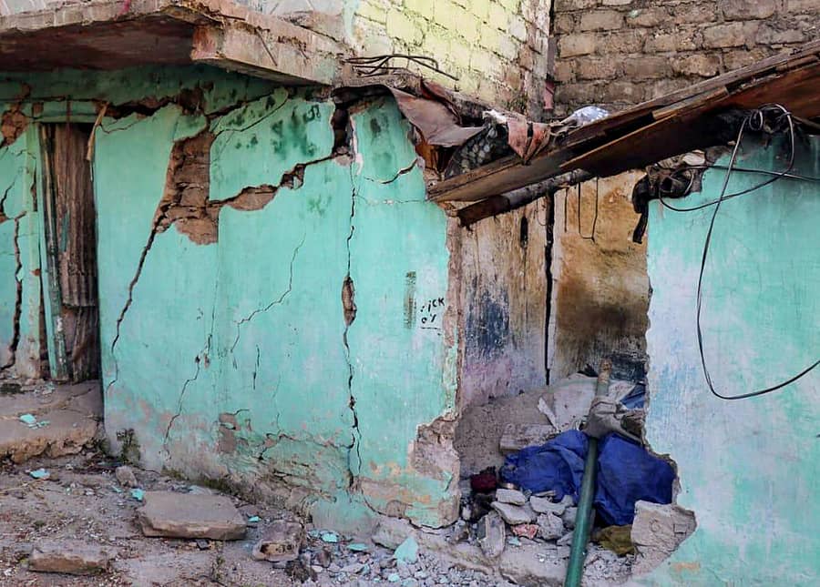 ಮನೆಗಳ ಗೋಡೆಗಳಲ್ಲಿ ಬಿರುಕು ಕಾಣಿಸಿಕೊಂಡಿದೆ