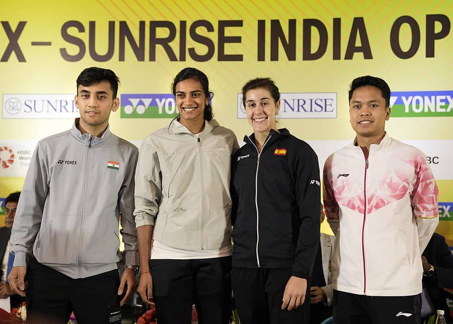 ನವದೆಹಲಿಯಲ್ಲಿ ಸೋಮವಾರ ಇಂಡಿಯಾ ಓಪನ್ ಟೂರ್ನಿಯ ಕುರಿತು ನಡೆದ ಪತ್ರಿಕಾಗೋಷ್ಠಿಯಲ್ಲಿ ಭಾರತದ ಲಕ್ಷ್ಯ ಸೇನ್, ಪಿ.ವಿ.ಸಿಂಧು, ಸ್ಪೇನ್ ಆಟಗಾರ್ತಿ ಕರೋಲಿನಾ ಮರಿನ್ ಮತ್ತು ಇಂಡೊನೇಷ್ಯಾ ಆಟಗಾರ ಆ್ಯಂಟನಿ ಸಿನಿಸುಕ ಗಿಂಟಿಂಗ್ ಹಾಜರಿದ್ದರು– ಪಿಟಿಐ ಚಿತ್ರ