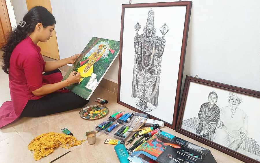 ಕೃಷ್ಣನ ಚಿತ್ರ ಬಿಡಿಸುತ್ತಿರುವ ಯುವ ಕಲಾವಿದೆ ಭಾವನಾ