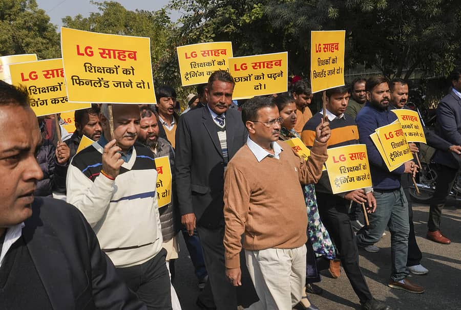 ಮುಖ್ಯಮಂತ್ರಿ ಅರವಿಂದ್ ಕೇಜ್ರಿವಾಲ್ ನೇತೃತ್ವದಲ್ಲಿ ಎಎಪಿ ಸಚಿವರು ಹಾಗೂ ಶಾಸಕರು ಲೆಫ್ಟಿನೆಂಟ್ ಗವರ್ನರ್ ಕಚೇರಿಗೆ ಪಾದಯಾತ್ರೆ ನಡೆಸಿದರು –ಪಿಟಿಐ ಚಿತ್ರ