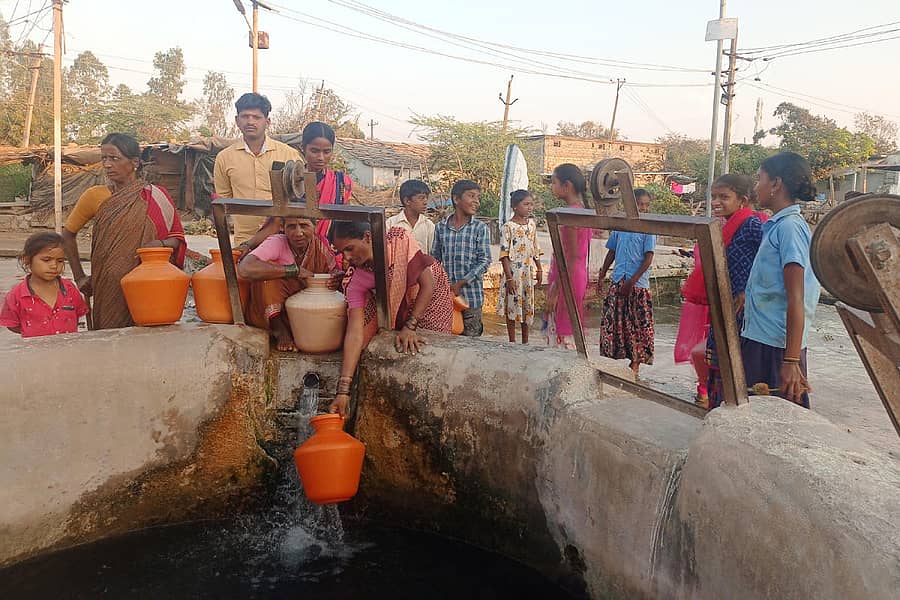 ಗುರುಮಠಕಲ್ ತಾಲ್ಲೂಕಿನ ಗಾಜರಕೋಟ ಗ್ರಾಮದ ವಾರ್ಡ್ ನಂ.1ರ ಹನುಮ ಮಂದಿರದ ಮುಂದಿನ ಬಾವಿಯಲ್ಲಿ ನೀರು ಒಯ್ಯುತ್ತಿರುವ ಬಡಾವಣೆ ನಿವಾಸಿಗಳು