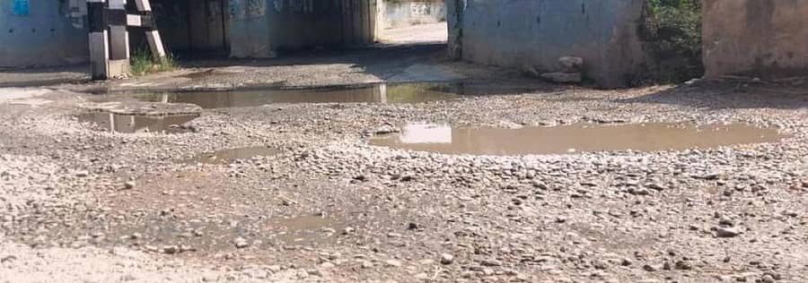 ಮಂಡ್ಯ– ಪಾಂಡವಪುರ ರಸ್ತೆ ದೊಡ್ಡಬ್ಯಾಡರಹಳ್ಳಿ ರೈಲ್ವೆ ಸೇತುವೆ ಕೆಳಗಿನ ರಸ್ತೆ ಗುಂಡಿಮಯವಾಗಿರುವುದು