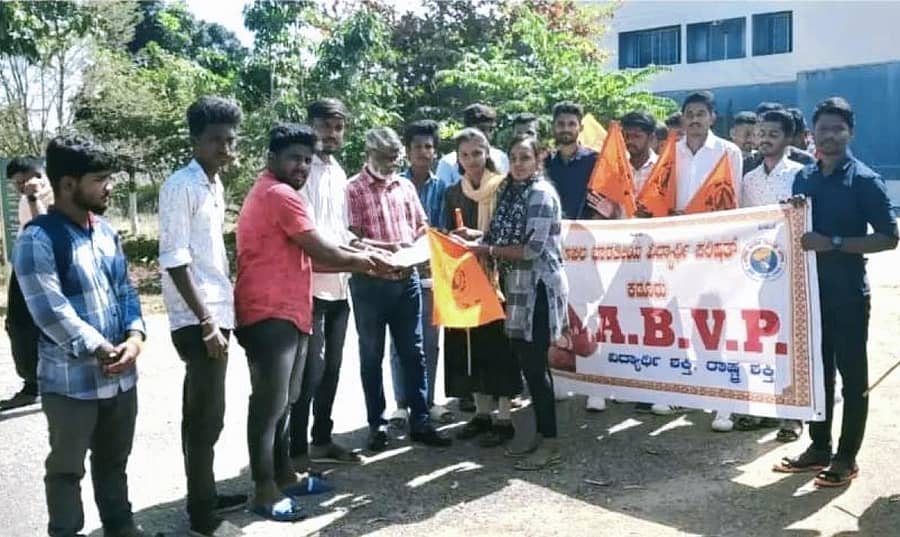 ಕಡೂರು ಪಟ್ಟಣದ ಹೊರವಲಯದಲ್ಲಿನ ಕುವೆಂಪು ವಿಶ್ವವಿದ್ಯಾಲಯ ಪಿಜಿ ಸೆಂಟರ್ ಬಳಿ ಎಬಿವಿಪಿ ಘಟಕದ ಕಾರ್ಯಕರ್ತರು ಸ್ನಾತಕ ವಿಭಾಗದ ವಿದ್ಯಾರ್ಥಿಗಳಿಗೆ ಏಕರೂಪ ಪರೀಕ್ಷಾ ವೇಳಾಪಟ್ಟಿ ಜಾರಿಗೊಳಿಸುವಂತೆ ಒತ್ತಾಯಿಸಿ ಕೇಂದ್ರದ ನಿರ್ದೇಶಕ ಡಾ.ಸತ್ಯನಾರಾಯಣ್ ಅವರಿಗೆ ಮನವಿ ಸಲ್ಲಿಸಿದರು. ರವಿತೇಜ, ಹೇಮಂತ್, ಭರತ್ ಇದ್ದರು.