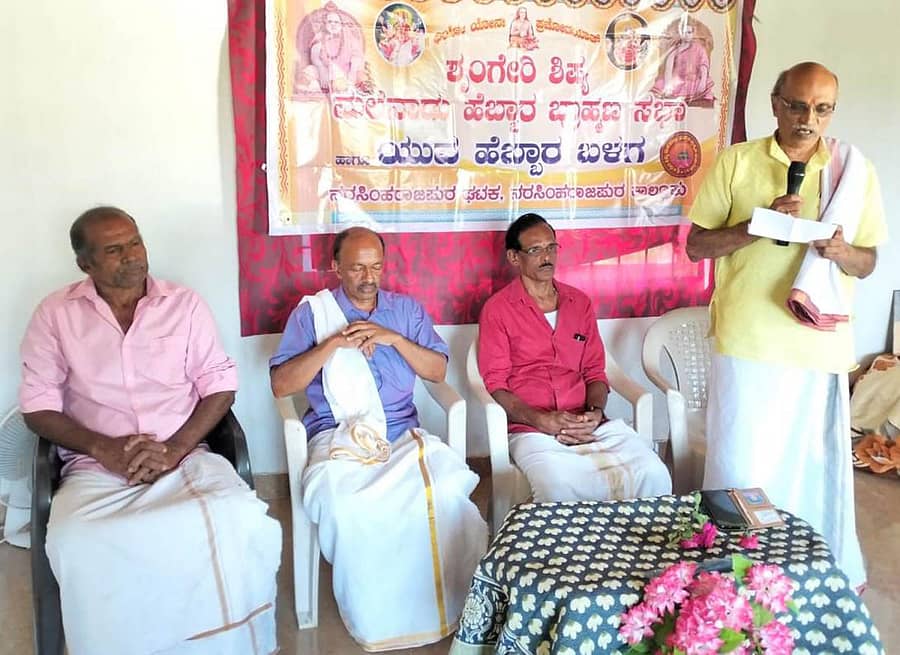 ನರಸಿಂಹರಾಜಪುರ ತಾಲ್ಲೂಕಿನ ಜೋಗಿಮಕ್ಕಿ ಜಗದೀಶ್ ಮನೆಯ ಆವರಣದಲ್ಲಿ ನಡೆದ ನಾವು ಮತ್ತು ನಮ್ಮ ಸಂಸ್ಕಾರದ ಬಗ್ಗೆ ನಿವೃತ್ತ ಶಿಕ್ಷಕ ಮಹದೇವಯ್ಯ ಮಾತನಾಡಿದರು