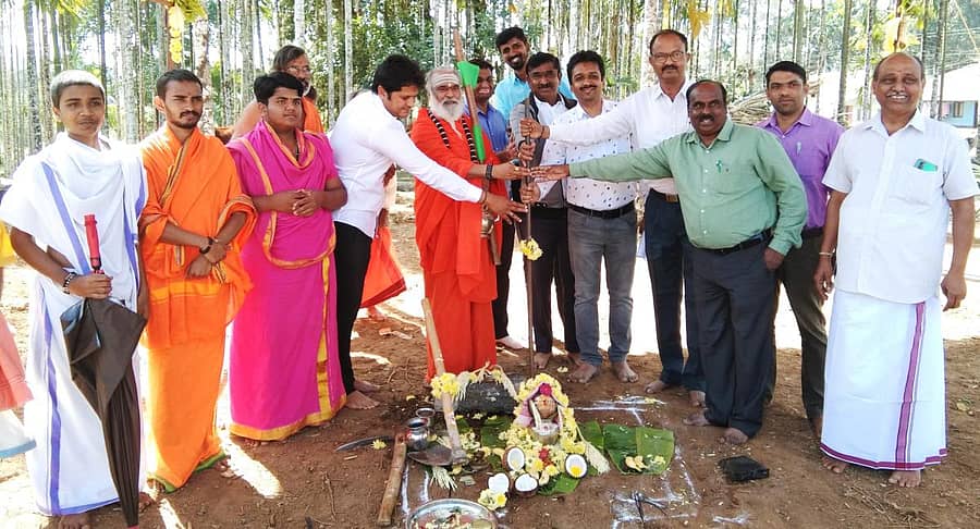 ರಂಭಾಪುರಿ ಪೀಠದ ಪರಿಸರದಲ್ಲಿ ರೈತ ಭವನ ಯಾತ್ರಿ ನಿವಾಸ ಹಾಗೂ ಪುಷ್ಕರಣಿ ನಿರ್ಮಾಣಕ್ಕೆ ರಂಭಾಪುರಿ ಸ್ವಾಮೀಜಿ ಶಂಕುಸ್ಥಾಪನೆ ನೆರವೇರಿಸಿದರು