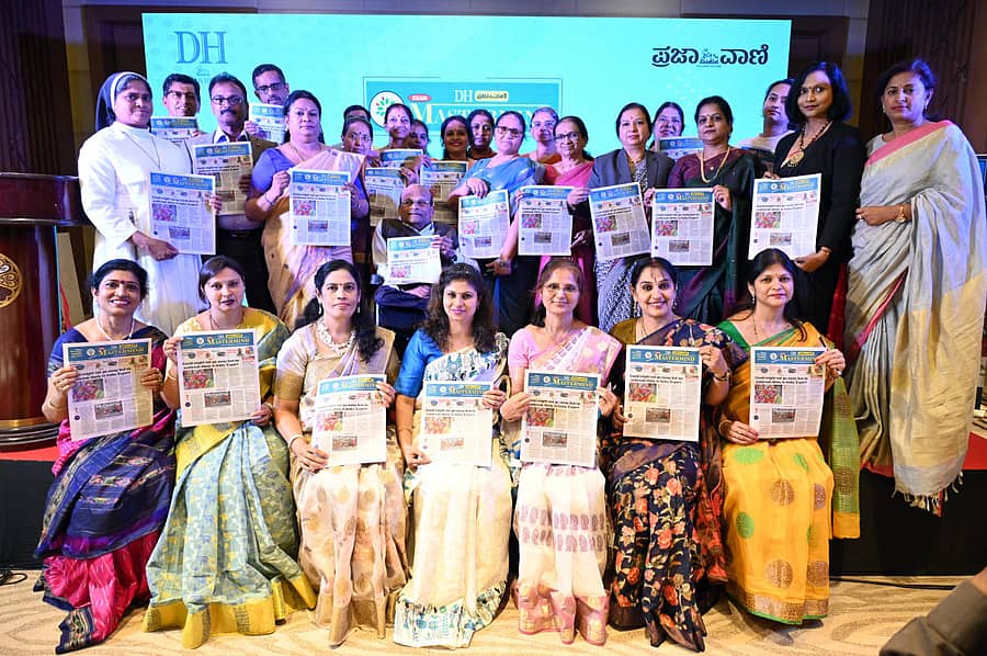 ನಗರದಲ್ಲಿ ಮಂಗಳವಾರ ‘ಪ್ರಜಾವಾಣಿ’ ಹಾಗೂ ‘ಡೆಕ್ಕನ್ ಹೆರಾಲ್ಡ್’ ಆಯೋಜಿಸಿದ್ದ ಕಾರ್ಯಕ್ರಮದಲ್ಲಿ ಡಿಎಚ್ ಮಾಸ್ಟರ್ಮೈಂಡ್ನ ಮುದ್ರಣ ಪ್ರತಿಯನ್ನು ಎನ್ಸಿಎಫ್ನ ರಾಷ್ಟ್ರೀಯ ಪರಿಶೀಲನಾ ಸಮಿತಿ ಸದಸ್ಯ ಪ್ರೊ.ಎಂ.ಕೆ. ಶ್ರೀಧರ್ ಬಿಡುಗಡೆ ಮಾಡಿದರು. ವಿವಿಧ ಶಾಲಾ – ಕಾಲೇಜುಗಳು ಪ್ರಾಂಶುಪಾಲರು, ಉಪ ಪ್ರಾಂಶುಪಾಲರು ಹಾಗೂ ವಿಭಾಗಗಳ ಮುಖ್ಯಸ್ಥರು ಹಾಜರಿದ್ದರು.