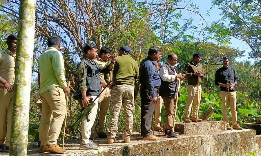 ಶಿಕಾರಿಪುರದ ಖಾಜಿಕೊಪ್ಪಲು ಬಡಾವಣೆಯಲ್ಲಿ ಮಂಗಳವಾರ ಸಾಗರ ಉಪವಿಭಾಗ ಡಿಎಫ್ಒ ಎಂ. ರಾಮಕೃಷ್ಣಪ್ಪ, ಶಿಕಾರಿಪುರ ಎಸಿಎಫ್ ಗೋಪ್ಯಾ ನಾಯ್ಕ ಭೇಟಿ ನೀಡಿ ಕರಡಿ ಪತ್ತೆ ಕಾರ್ಯಾಚರಣೆಯಲ್ಲಿ ಪರಿಶೀಲಿಸಿದರು.