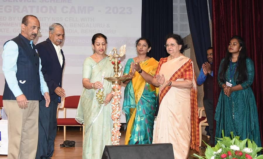 ಬೆಳಗಾವಿಯ ಜೆ.ಎನ್‌.ಮೆಡಿಕಲ್‌ ಕಾಲೇಜು ಆವರಣದಲ್ಲಿ ಮಂಗಳವಾರ ಆಯೋಜಿಸಿದ್ದ ‘ರಾಷ್ಟ್ರೀಯ ಏಕೀಕರಣ ಶಿಬಿರ’ವನ್ನು ಸಂಸದೆ ಮಂಗಲಾ ಅಂಗಡಿ ಉದ್ಘಾಟಿಸಿದರು