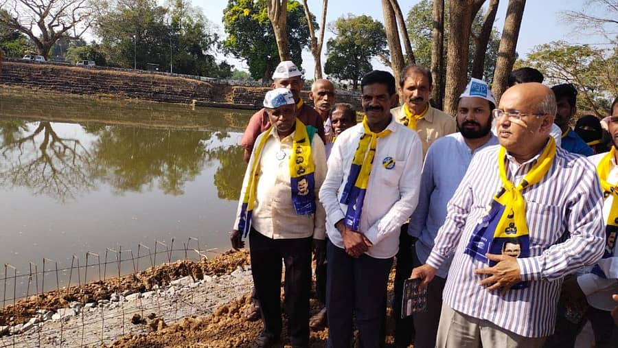 ಸಾಗರದಲ್ಲಿ ಆಮ್ ಆದ್ಮಿ ಪಕ್ಷದ ಕಾರ್ಯಕರ್ತರು ಮಂಗಳವಾರ ಗಣಪತಿ ಕೆರೆ ಅಭಿವೃದ್ಧಿ ಕಾಮಗಾರಿಯನ್ನು ಪರಿಶೀಲಿಸಿದರು.