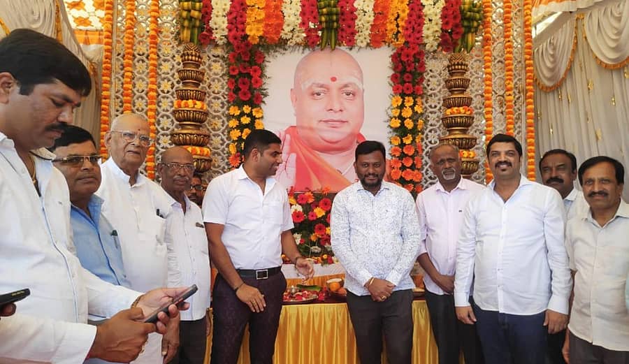 ಹಾಸನದಲ್ಲಿ ಬುಧವಾರ ಡಾ.ಬಾಲಗಂಗಾಧರನಾಥ ಸ್ವಾಮೀಜಿಯವರ ಜಯಂತಿ ಅಂಗವಾಗಿ ಅವರ ಭಾವಚಿತ್ರಕ್ಕೆ ಪುಷ್ಪನಮನ ಸಲ್ಲಿಸಲಾಯಿತು.