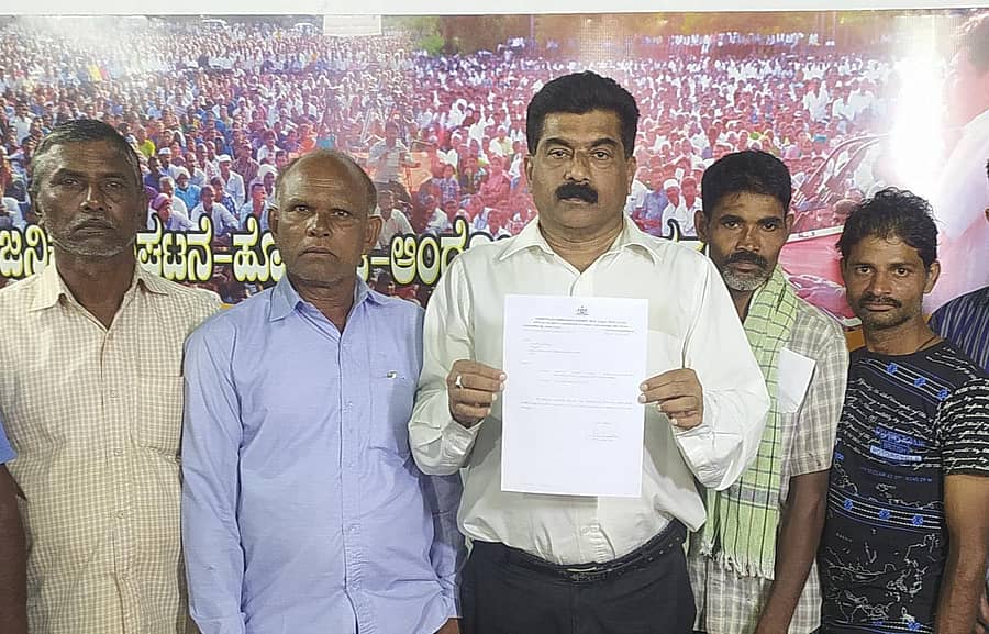 ಅರಣ್ಯ ಭೂಮಿ ಹಕ್ಕು ಹೋರಾಟಗಾರ ವೇದಿಕೆ ಅಧ್ಯಕ್ಷ ರವೀಂದ್ರ ನಾಯ್ಕ ಅರಣ್ಯ ಇಲಾಖೆ ಬರೆದ ಪತ್ರ ಪ್ರದರ್ಶಿಸಿದರು