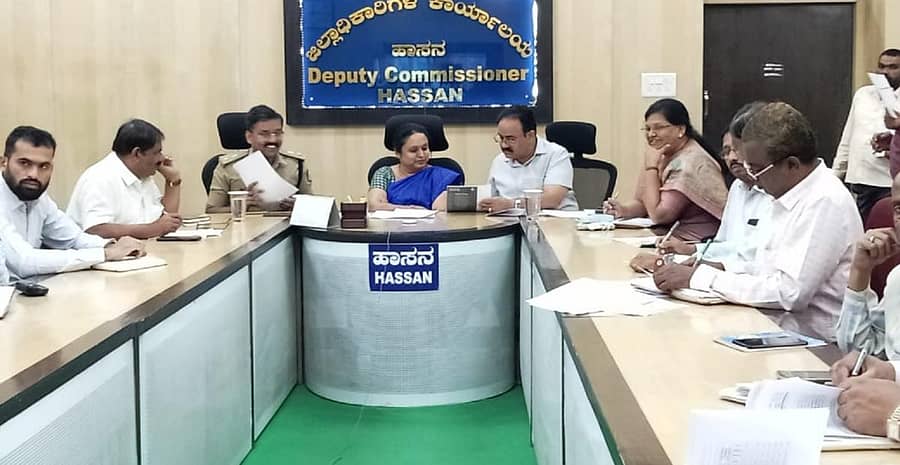 ಹಾಸನದ ಜಿಲ್ಲಾಧಿಕಾರಿ ಕಚೇರಿಯಲ್ಲಿ ಬುಧವಾರ ನಡೆದ ಸಭೆಯಲ್ಲಿ ಜಿಲ್ಲಾಧಿಕಾರಿ ಎಂ.ಎಸ್‌. ಅರ್ಚನಾ ಮಾತನಾಡಿದರು.