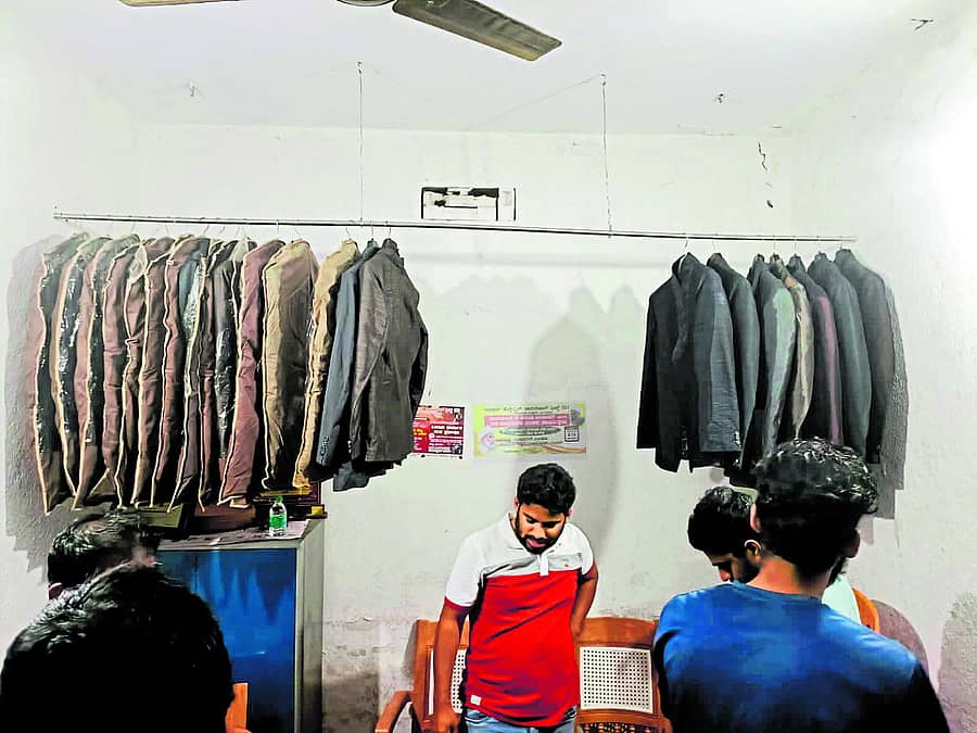 ಎಂಎನ್ಜಿ ಫೌಂಡೇಷನ್ನಲ್ಲಿ ಉಚಿತವಾಗಿ ನೀಡಲು ಸಂಗ್ರಹಿಸಿರುವ ಸೂಟ್ಗಳು