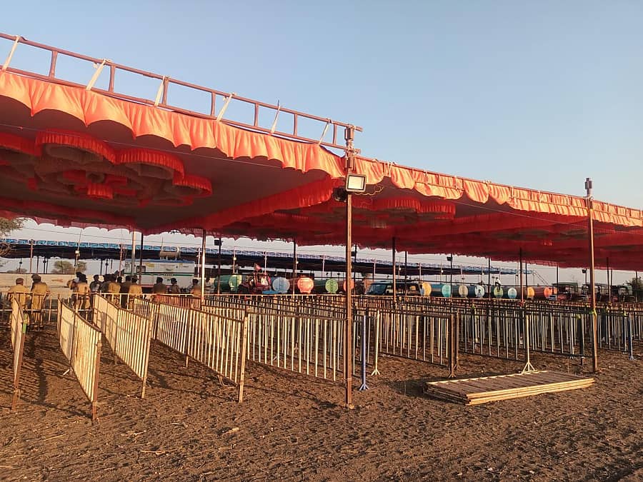 ಕಾರ್ಯಕ್ರಮಕ್ಕೆ ಆಗಮಿಸುವವರಿಗೆ ಊಟದ ಕೌಂಟರ್‌ ಸ್ಥಾಪನೆ ಮಾಡಲಾಗಿದೆ