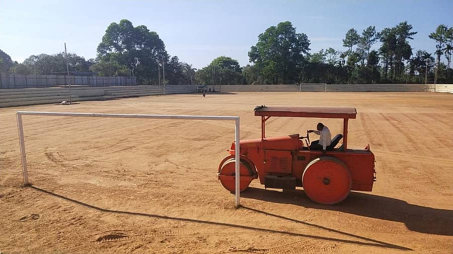 ಕ್ರೀಡಾಂಗಣ ಸಜ್ಜಾಗುತ್ತಿರುವುದು